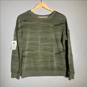 Women’s Medium * Camo Long-sleeve* NWT